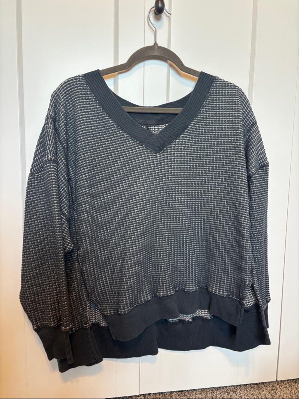 American Eagle Chunky V-Neck Waffle Knit Pullover in Charcoal & White